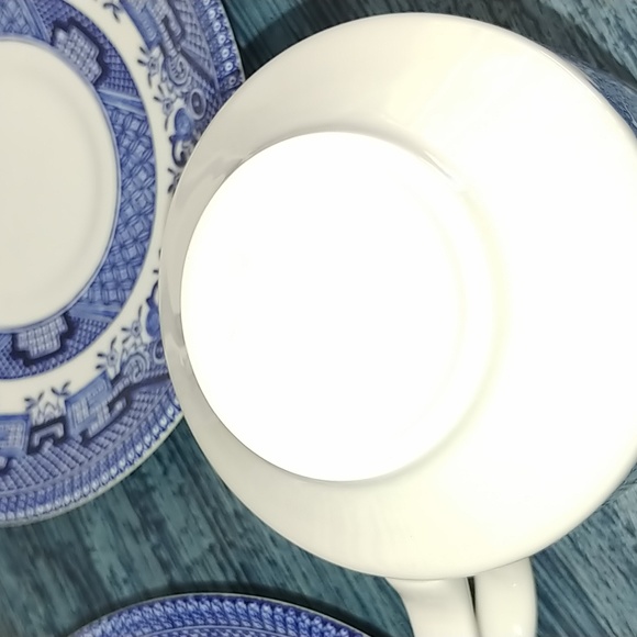 Blue Willow Churchill vintage tea cups & saucers - Picture 5 of 8